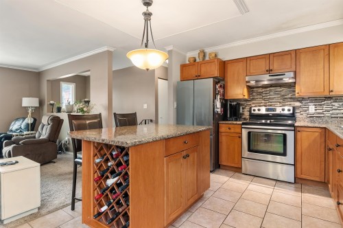 714 River Parade, Hope, BC - Indoor Photo Showing Kitchen