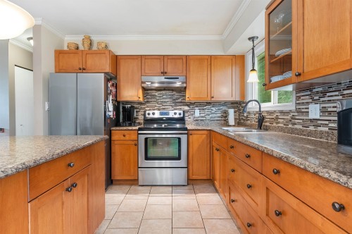 714 River Parade, Hope, BC - Indoor Photo Showing Kitchen With Double Sink