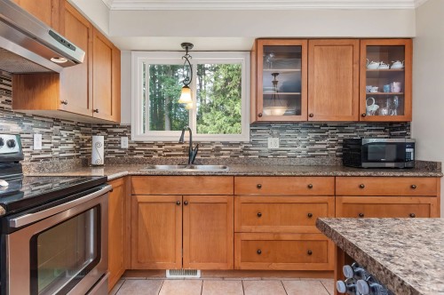 714 River Parade, Hope, BC - Indoor Photo Showing Kitchen With Double Sink