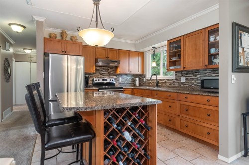 714 River Parade, Hope, BC - Indoor Photo Showing Kitchen