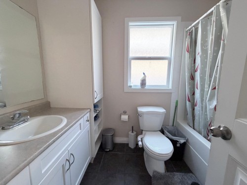 46151 Third Avenue, Chilliwack, BC - Indoor Photo Showing Bathroom