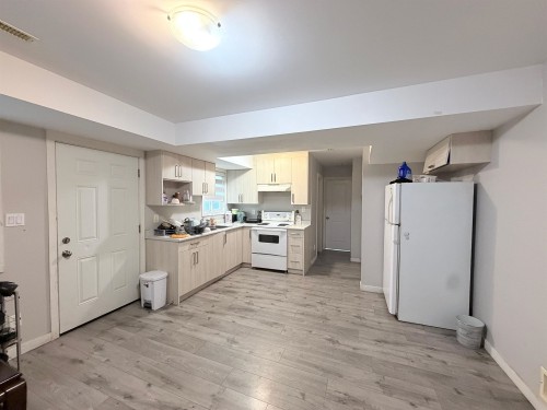 46151 Third Avenue, Chilliwack, BC - Indoor Photo Showing Kitchen