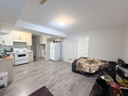 46151 Third Avenue, Chilliwack, BC - Indoor Photo Showing Kitchen