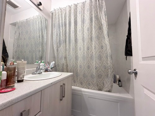 46151 Third Avenue, Chilliwack, BC - Indoor Photo Showing Bathroom