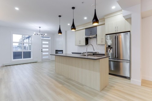 7-46376 Yale Road, Chilliwack, BC - Indoor Photo Showing Kitchen With Upgraded Kitchen