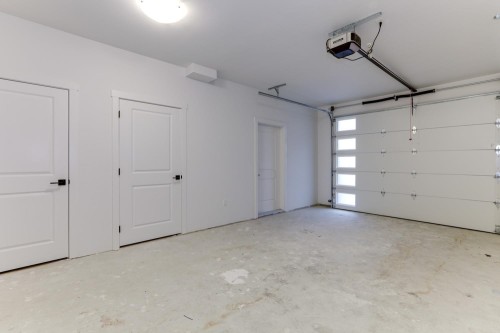 7-46376 Yale Road, Chilliwack, BC - Indoor Photo Showing Garage