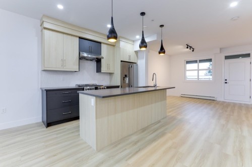 7-46376 Yale Road, Chilliwack, BC - Indoor Photo Showing Kitchen With Upgraded Kitchen