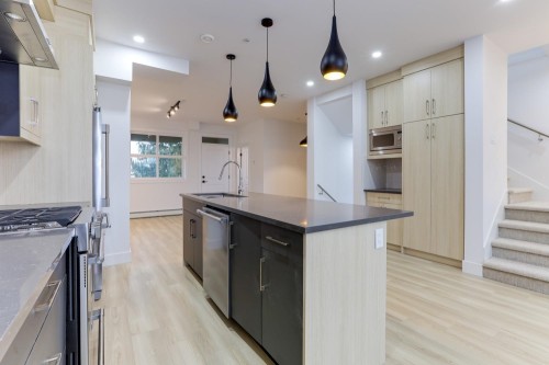 7-46376 Yale Road, Chilliwack, BC - Indoor Photo Showing Kitchen With Upgraded Kitchen