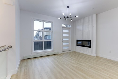 7-46376 Yale Road, Chilliwack, BC - Indoor Photo Showing Living Room With Fireplace