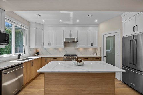 862 Willow Place, Harrison Hot Springs, BC - Indoor Photo Showing Kitchen With Upgraded Kitchen