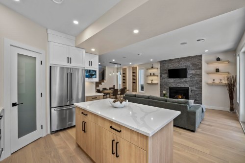 862 Willow Place, Harrison Hot Springs, BC - Indoor With Fireplace