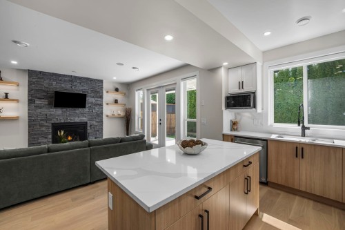 862 Willow Place, Harrison Hot Springs, BC - Indoor With Fireplace