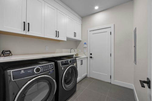 862 Willow Place, Harrison Hot Springs, BC - Indoor Photo Showing Laundry Room