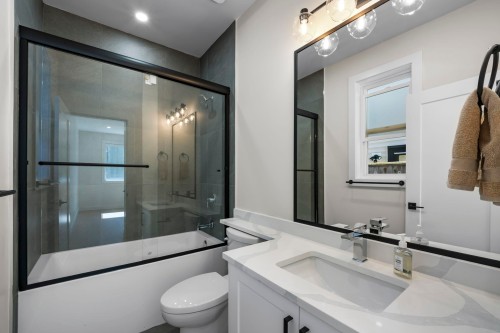 862 Willow Place, Harrison Hot Springs, BC - Indoor Photo Showing Bathroom