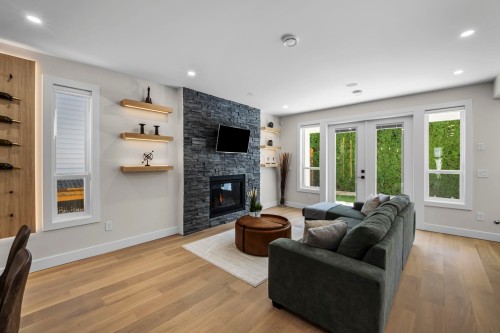862 Willow Place, Harrison Hot Springs, BC - Indoor Photo Showing Living Room With Fireplace