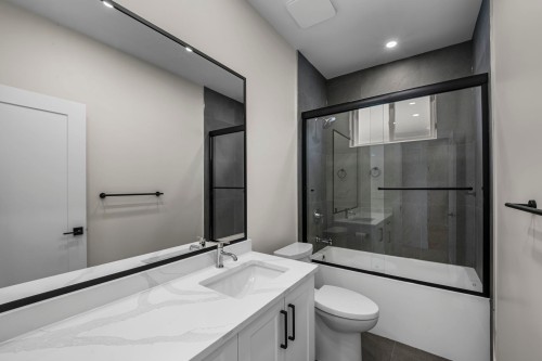 862 Willow Place, Harrison Hot Springs, BC - Indoor Photo Showing Bathroom