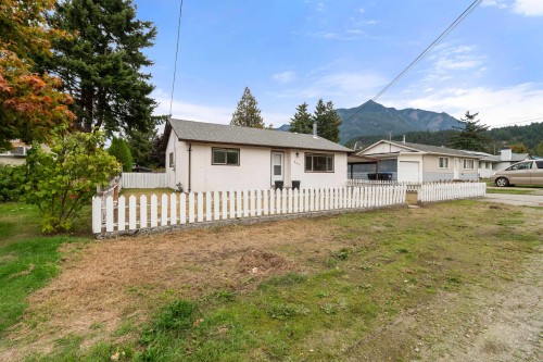 561 Thacker Avenue  Hope, BC V0X 1L0