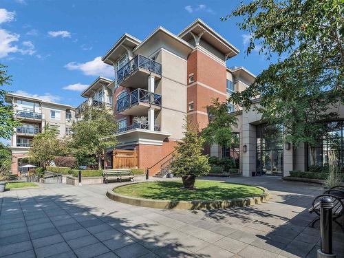 223 2970 King George Boulevard, Surrey, BC 