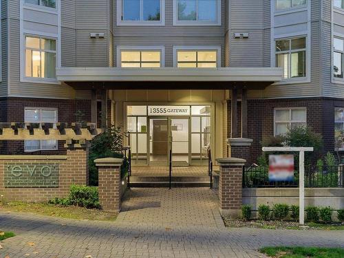 L106 13555 Gateway Drive, Surrey, BC 