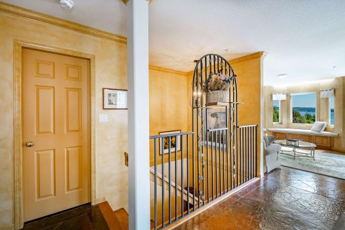 104-14934 Thrift Avenue, White Rock, BC 