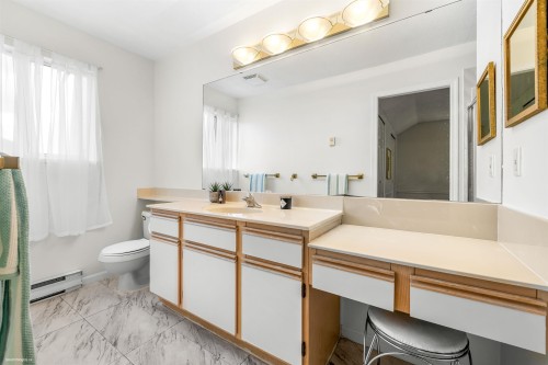 222-7837 120A Street, Surrey, BC 