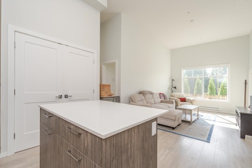 207-3317 148 Street, Surrey, BC 