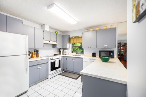 201-7064 133B Street, Surrey, BC 