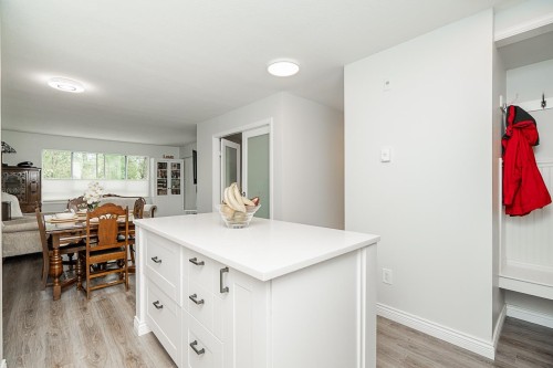 212-15991 Thrift Avenue, White Rock, BC 