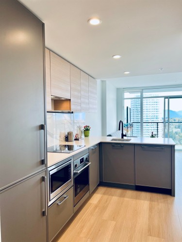 29F-13725 George Junction, Surrey, BC 