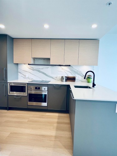 29F-13725 George Junction, Surrey, BC 