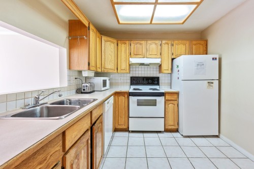 202-9951 152 Street, Surrey, BC 