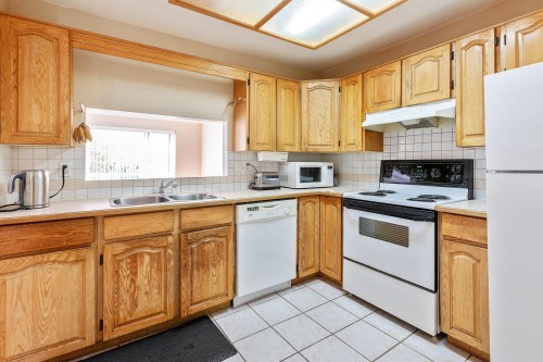 202-9951 152 Street, Surrey, BC 