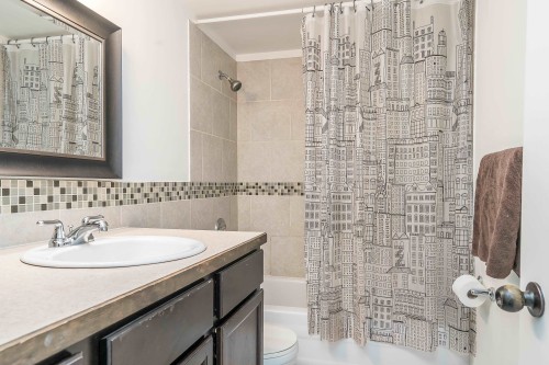 17-33293 Bourquin Crescent E, Abbotsford, BC 