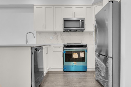 204-9983 Barnston Drive E, Surrey, BC 