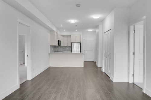 204-9983 Barnston Drive E, Surrey, BC 