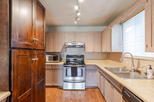 240 Davis Crescent, Langley, BC 