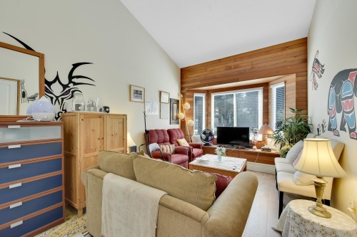 15835 Russell Avenue, White Rock, BC 