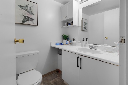 202-7064 133B Street, Surrey, BC 