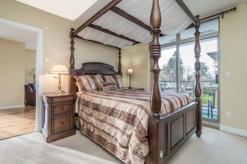 204-15777 Marine Drive, Surrey, BC 