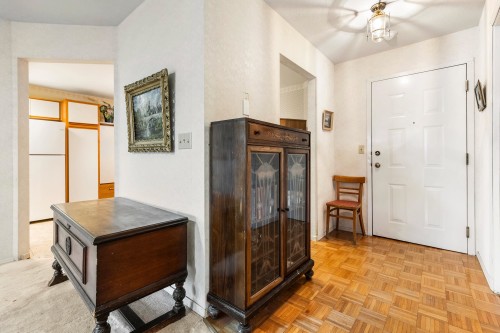 202-33233 E Bourquin Crescent, Abbotsford, BC 