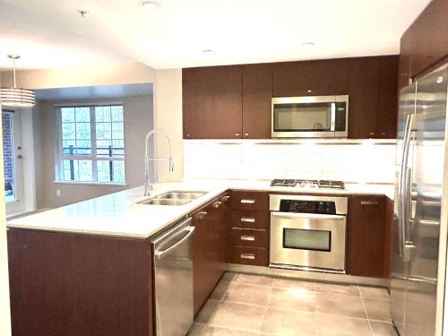 205-2940 King George Boulevard, Surrey, BC 