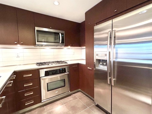 205-2940 King George Boulevard, Surrey, BC 