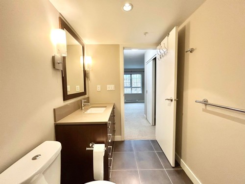 205-2940 King George Boulevard, Surrey, BC 