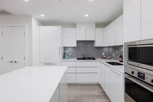 Ph3102-10428 Whalley Boulevard, Surrey, BC 