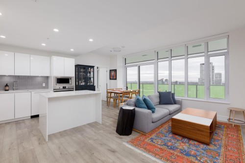 Ph3102-10428 Whalley Boulevard, Surrey, BC 