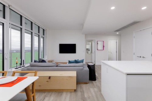 Ph3102-10428 Whalley Boulevard, Surrey, BC 