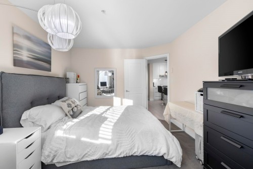 404-15785 Croydon Drive, Surrey, BC 