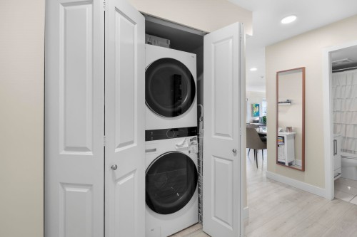 404-15785 Croydon Drive, Surrey, BC 