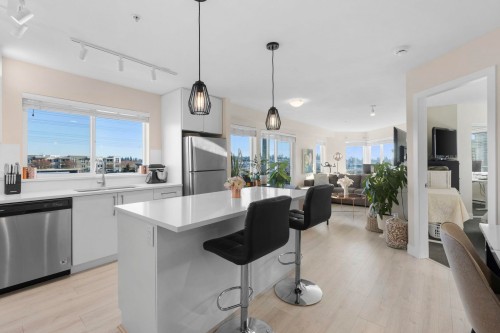 404-15785 Croydon Drive, Surrey, BC 