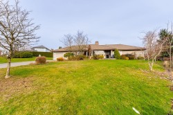 5690 Sunrise Crescent W Surrey, BC V3S 7M4